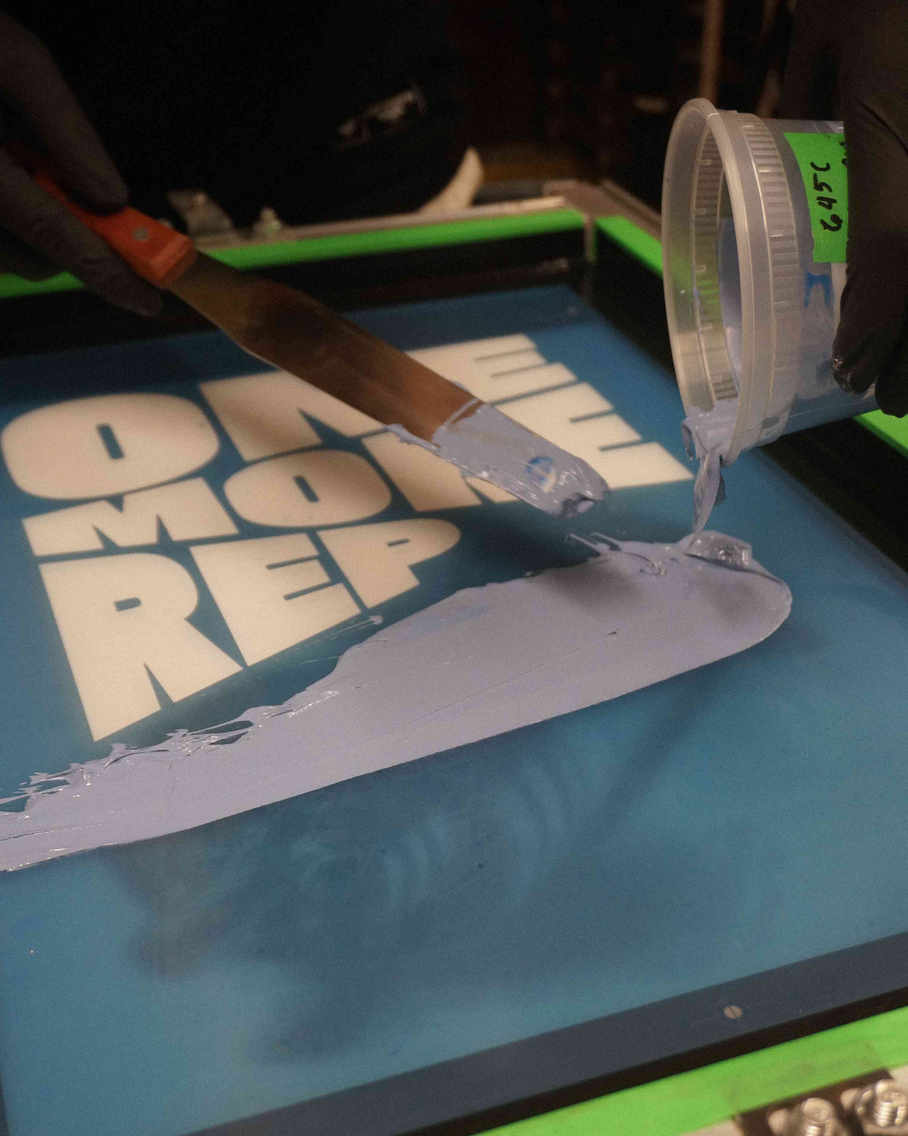 Sérigraphie en production chez Origami Studio, Montréal