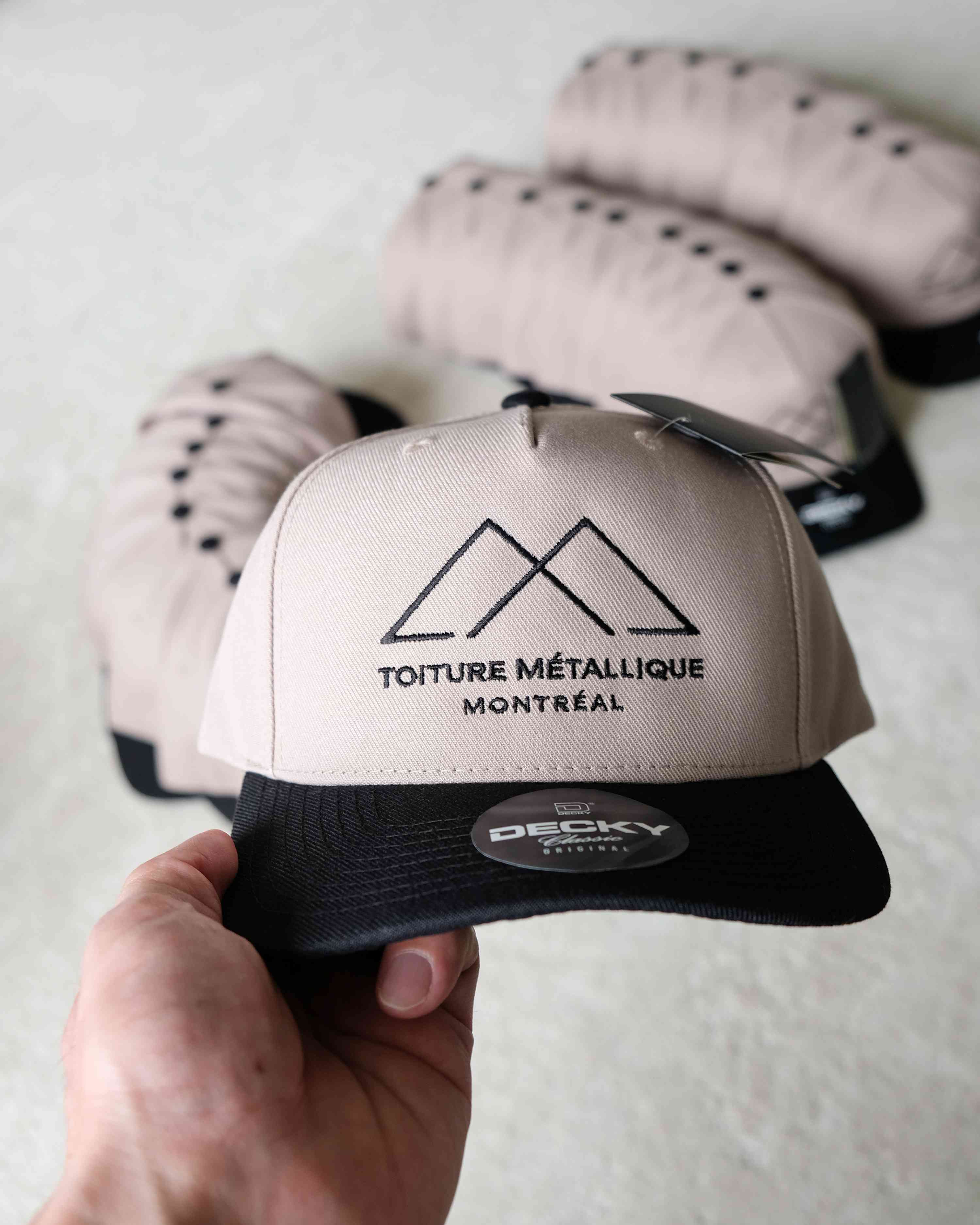 Toiture Métallique Montréal – Casquettes — Broderie, détail 2