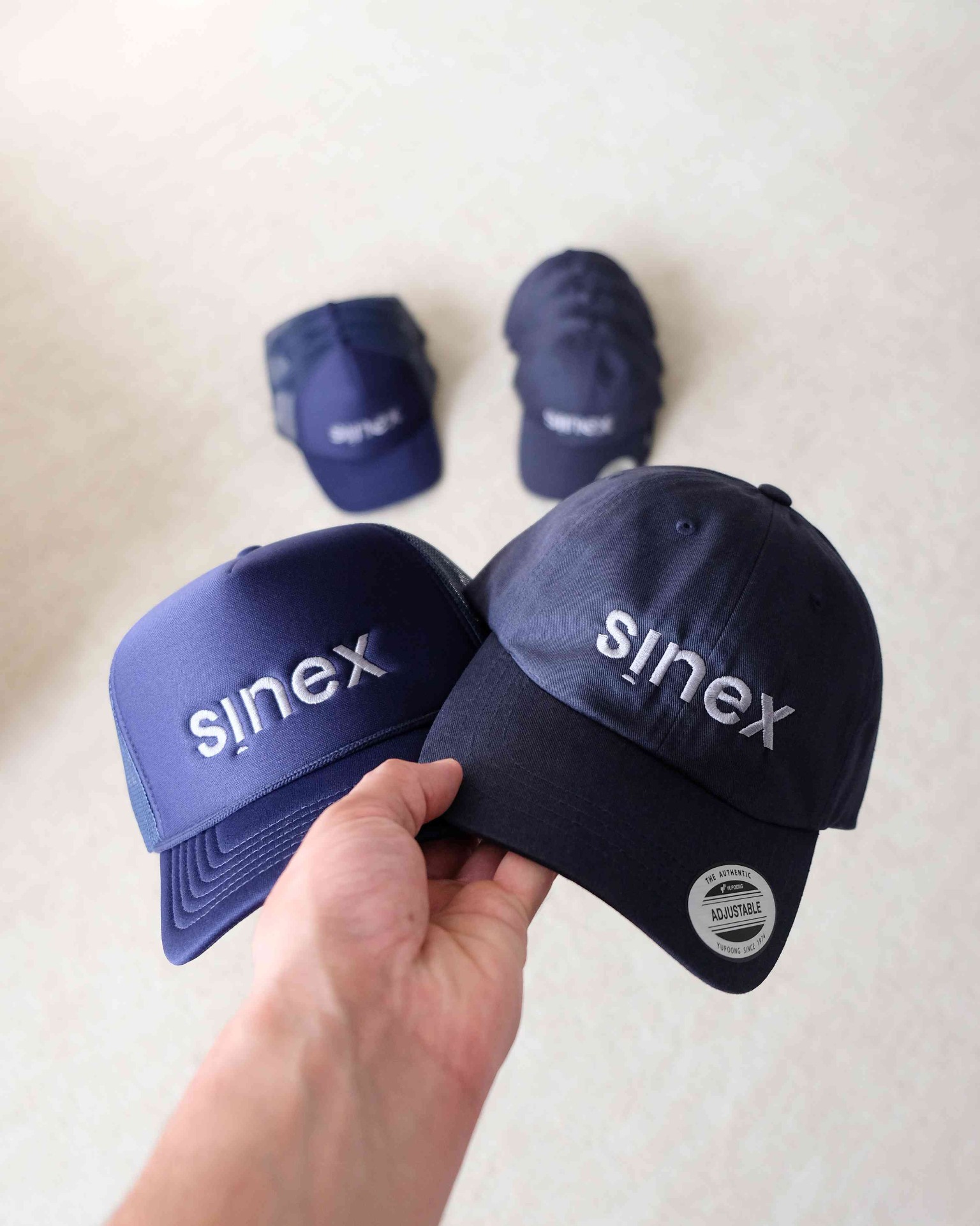 Broderie détaillée — casquettes Sinex