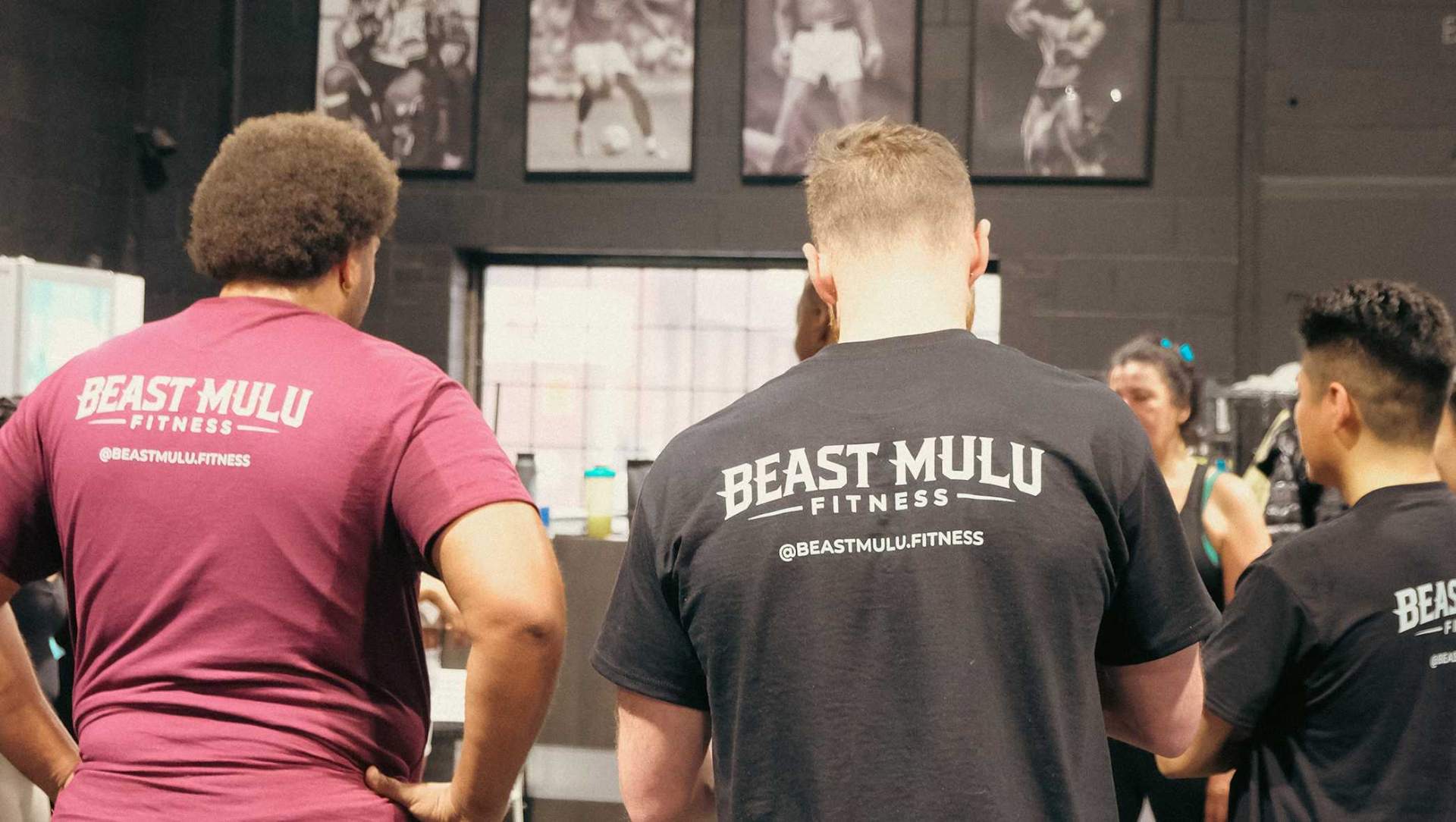 Client Beast Mulu Fitness portant les t-shirts Origami Studio